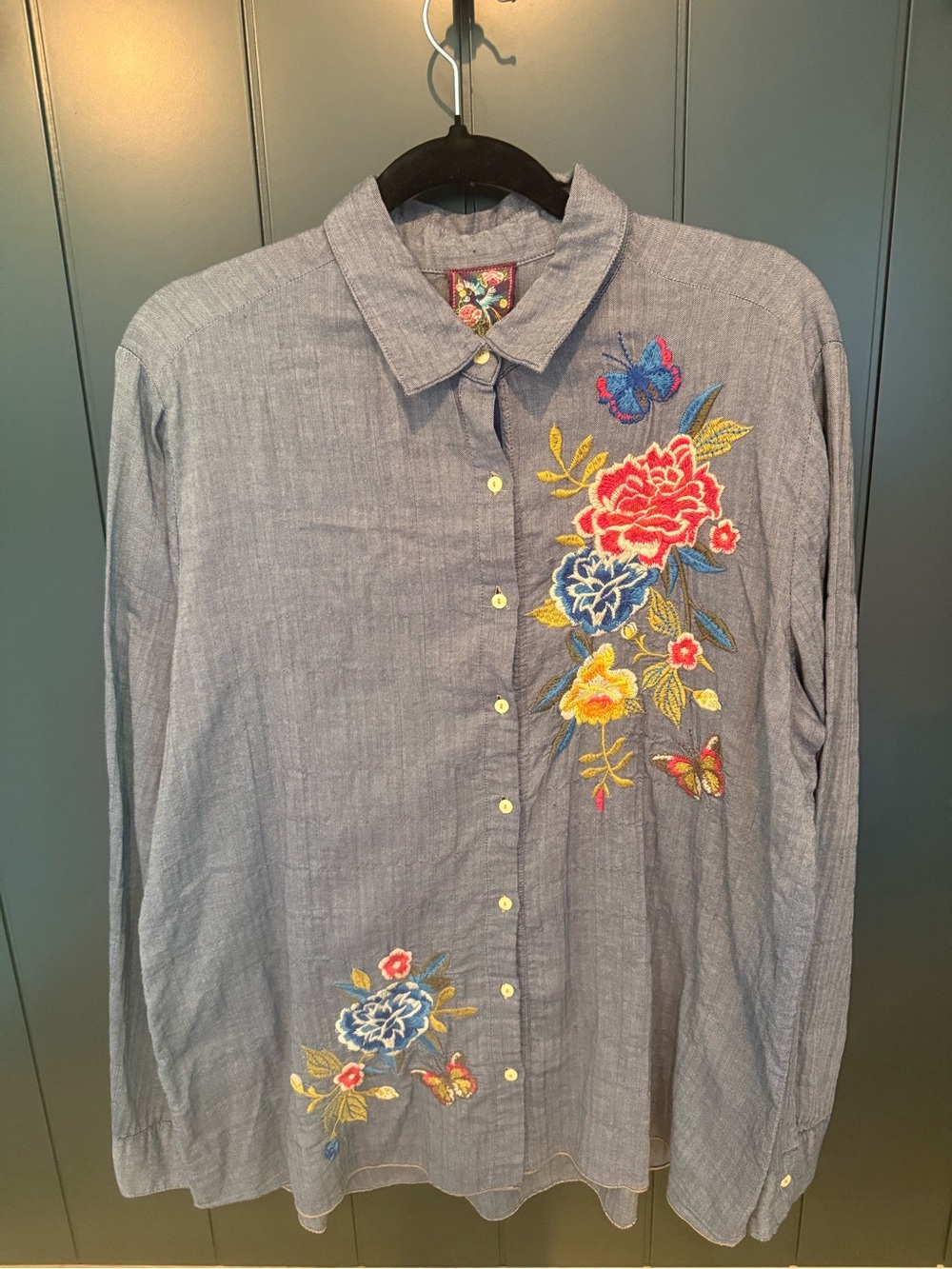 🦜Johnny Was Women’s Embroidered Floral Bird Chambray Button Up - Size L